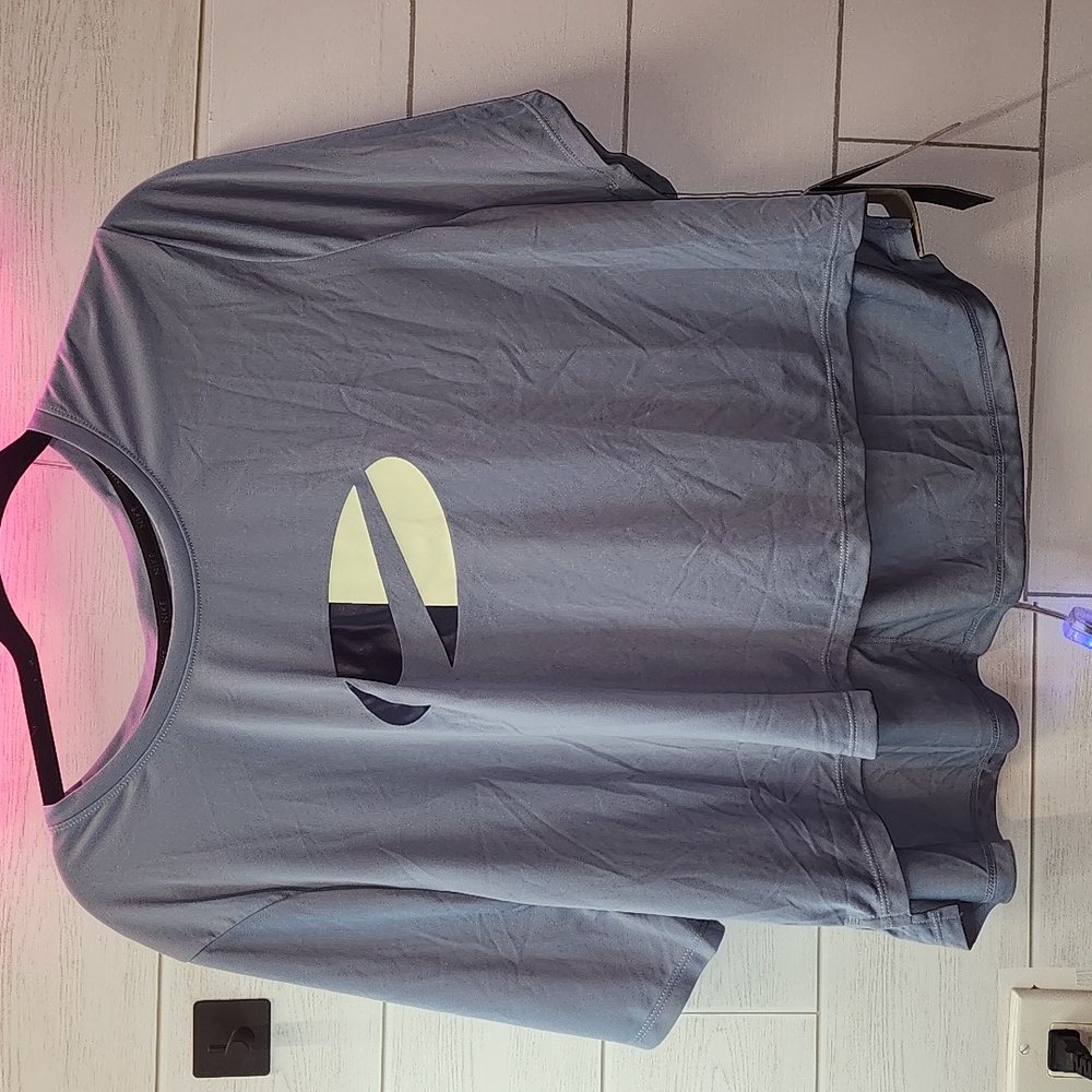 NWT WOMENS CROPPED TEE